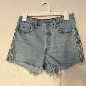 Levi’s Cut Off Jean Shorts 28